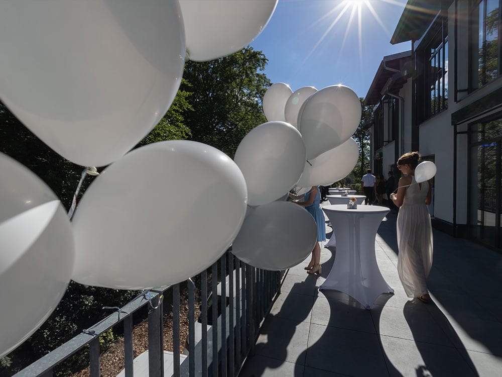 Weiße Ballons im Außenbereich einer Hochzeitslocation
