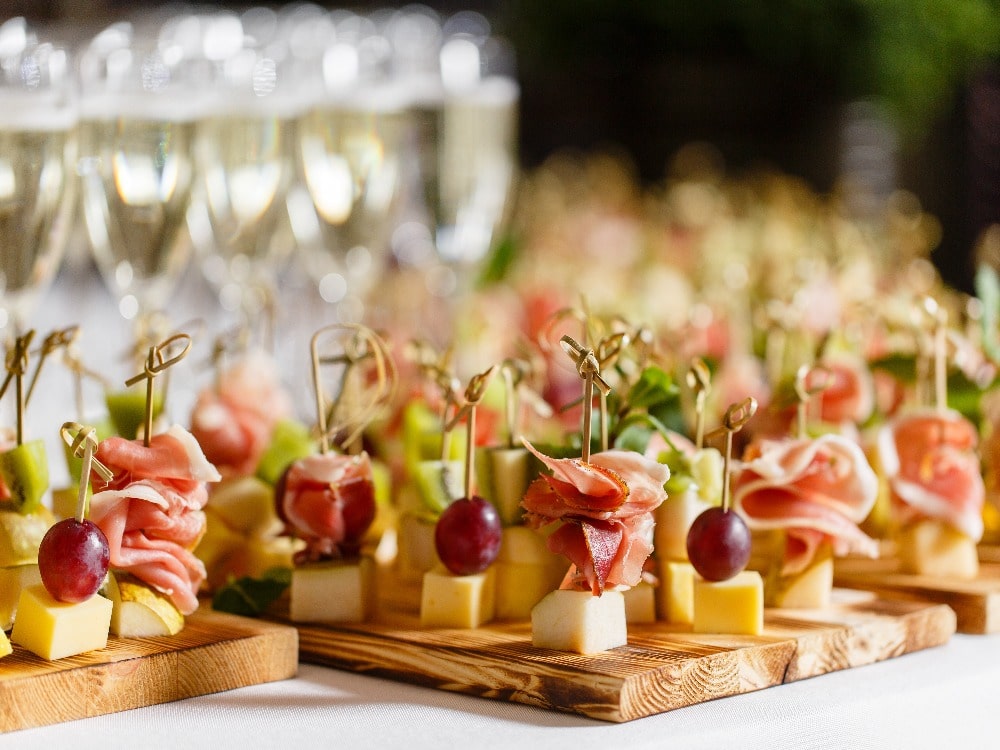 Auswahl an Canapes auf einem Holzbrett