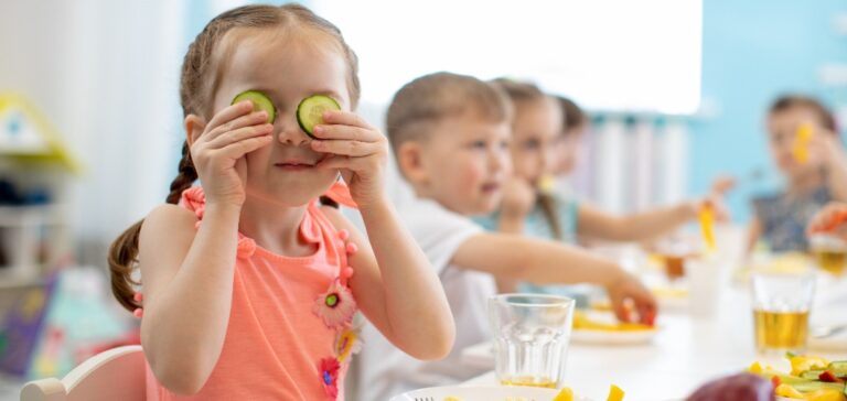 Kinder essen gesund im Kindergarten